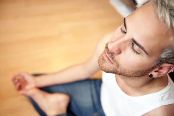 Чтобы меньше отвлекаться, представляйте себе весь процесс дыхания, как воздух проходит через нос в легкие и т.д. Чем ярче вы будете все это видеть и ощущать, тем глубже ваша медитация