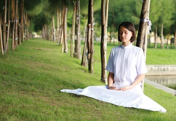 Медитация возвращает вас к Вам, к вашему истинному Я, которое мы чаще всего теряем в бурном потоке дня