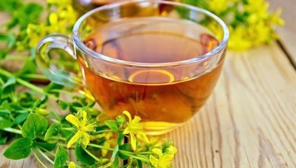 Чай из зверобоя не обладает ярко выраженным вкусом и ароматом, поэтому можно добавлять какую-нибудь ароматную травку: мелису или ромашку Чай из зверобоя не обладает ярко выраженным вкусом и ароматом, поэтому можно добавлять какую-нибудь ароматную травку: мелису или ромашку